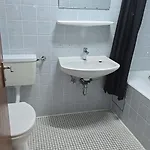 Mit 4 Betten, Bad, Wc, Kueche Und Balkon Pensjonat Karlsbad