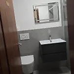 Mit 4 Betten, Bad, Wc, Kueche Und Balkon *