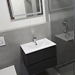 Mit 4 Betten, Bad, Wc, Kueche Und Balkon * Karlsbad