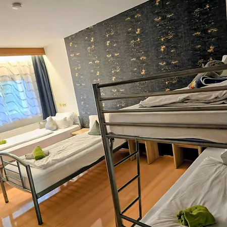 Pensjonat Mit 4 Betten, Bad, Wc, Kueche Und Balkon