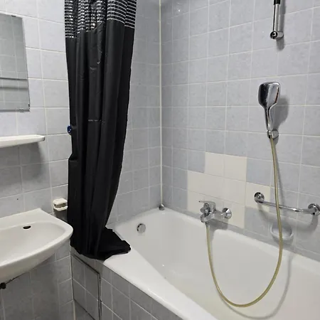 Mit 4 Betten, Bad, Wc, Kueche Und Balkon *
