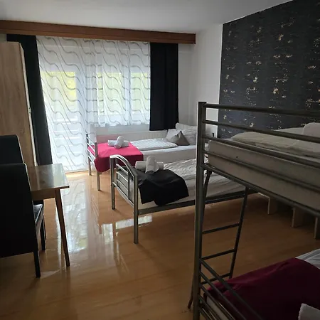 Pensjonat Mit 4 Betten, Bad, Wc, Kueche Und Balkon Karlsbad