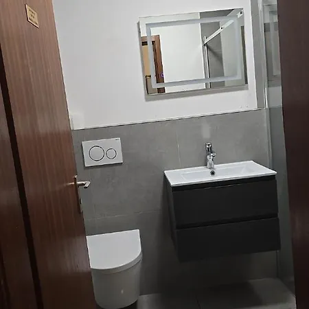 Mit 4 Betten, Bad, Wc, Kueche Und Balkon *