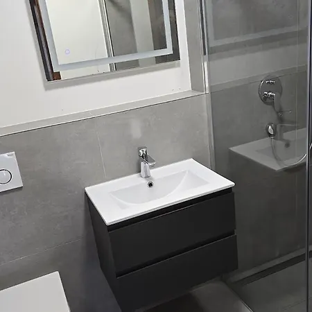 Mit 4 Betten, Bad, Wc, Kueche Und Balkon * Karlsbad
