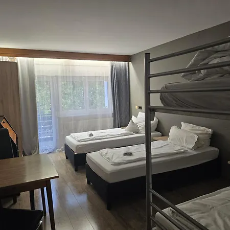 Mit 4 Betten, Bad, Wc, Kueche Und Balkon Pensjonat Karlsbad